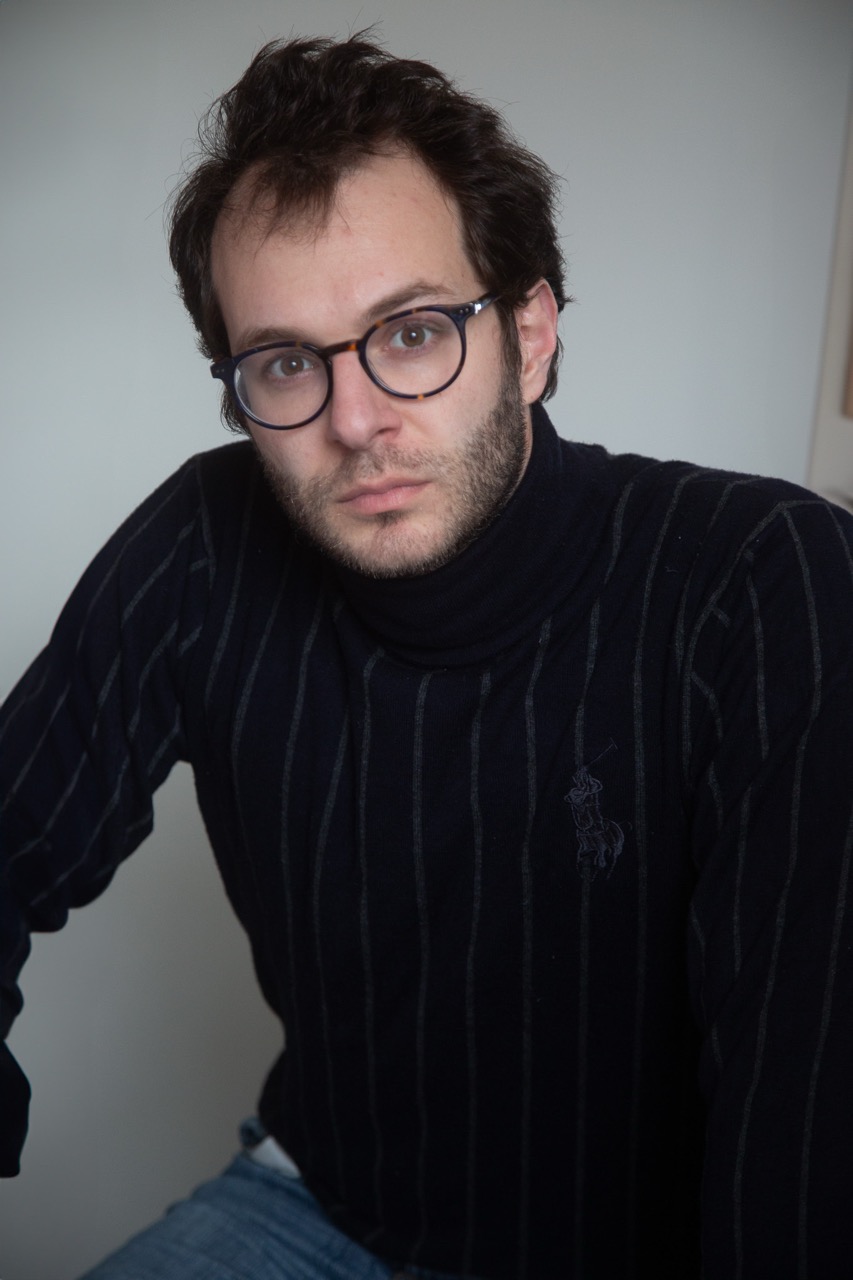 Portrait à lunettes, col roulé noir, sur fond clair