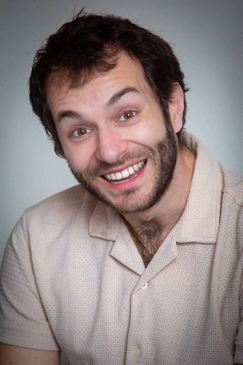 Portrait éclatant de rire, chemisette beige, sur fond gris