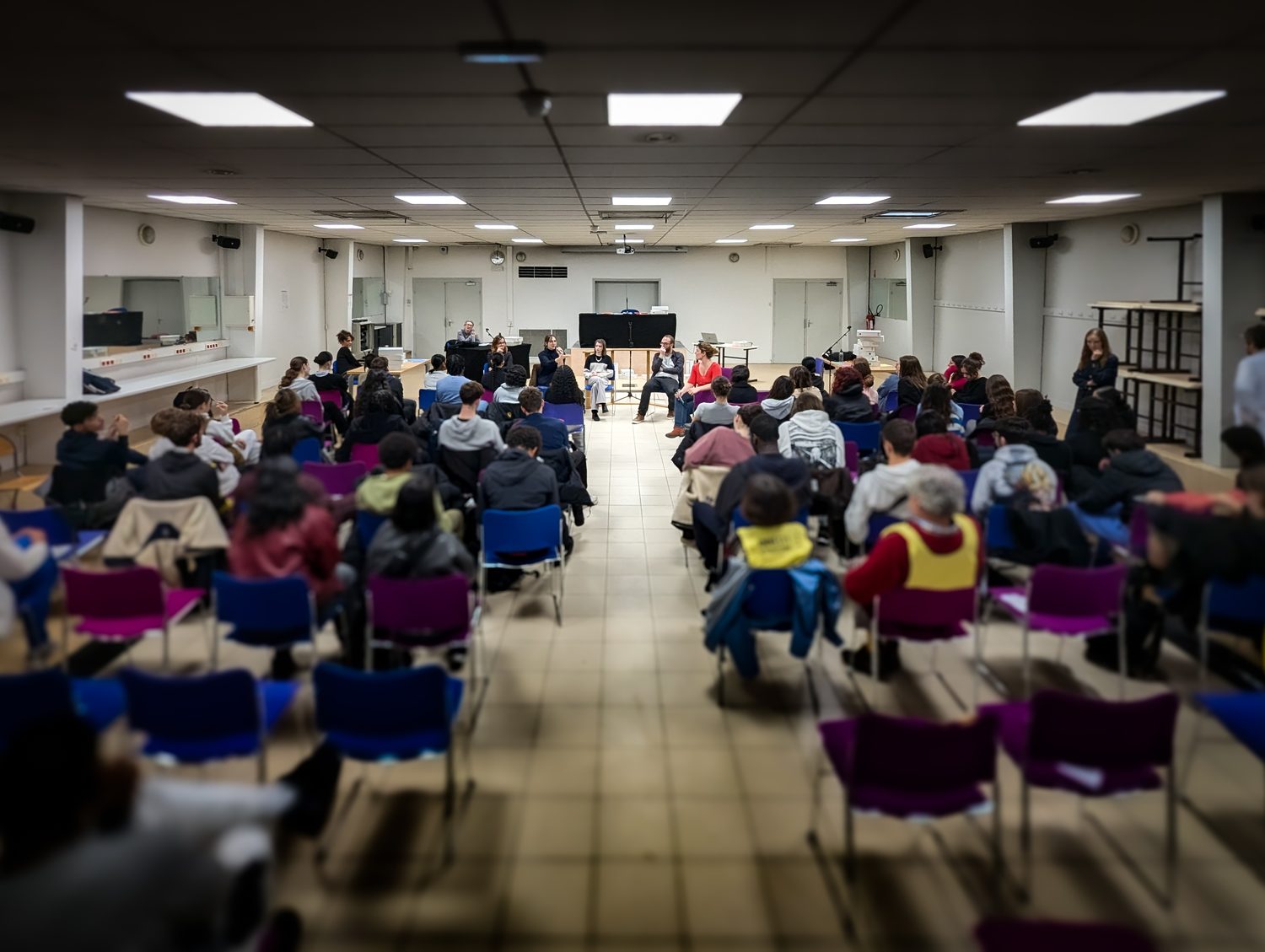 Débat suivant une représentation au lycée des Bruyères, à Sotteville-lès-Rouen