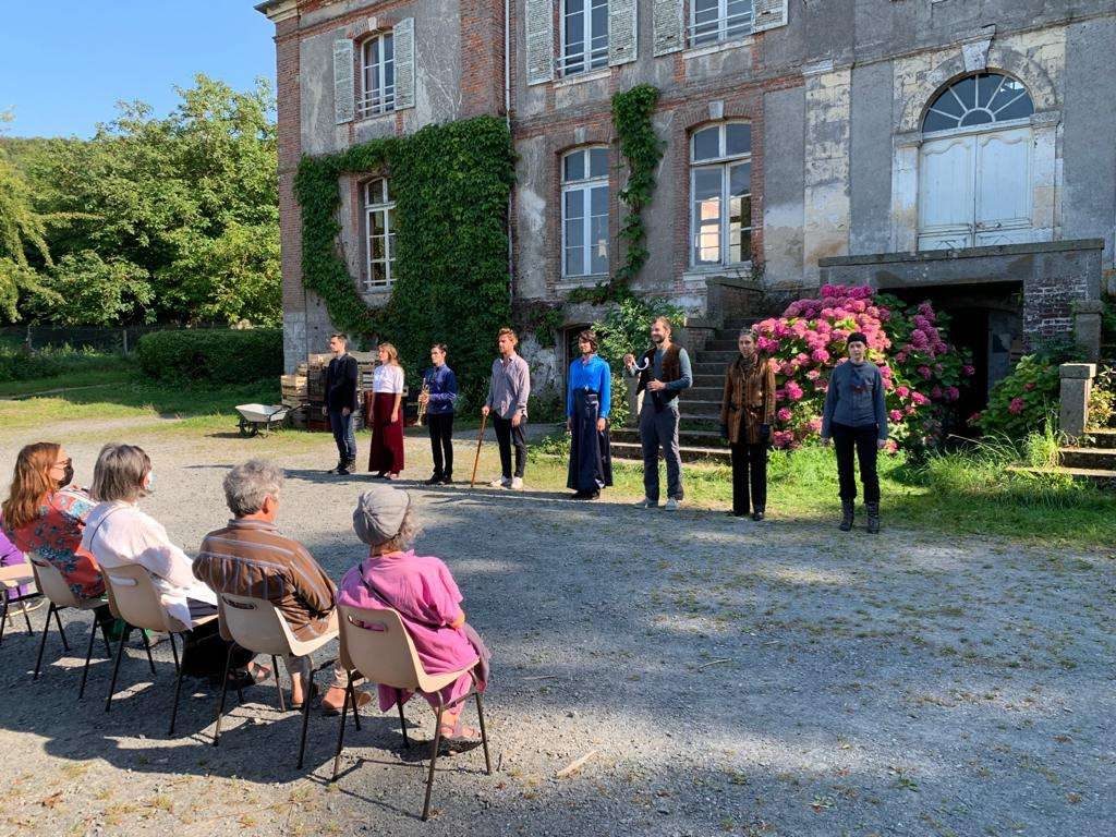 Extérieur, ACTE I