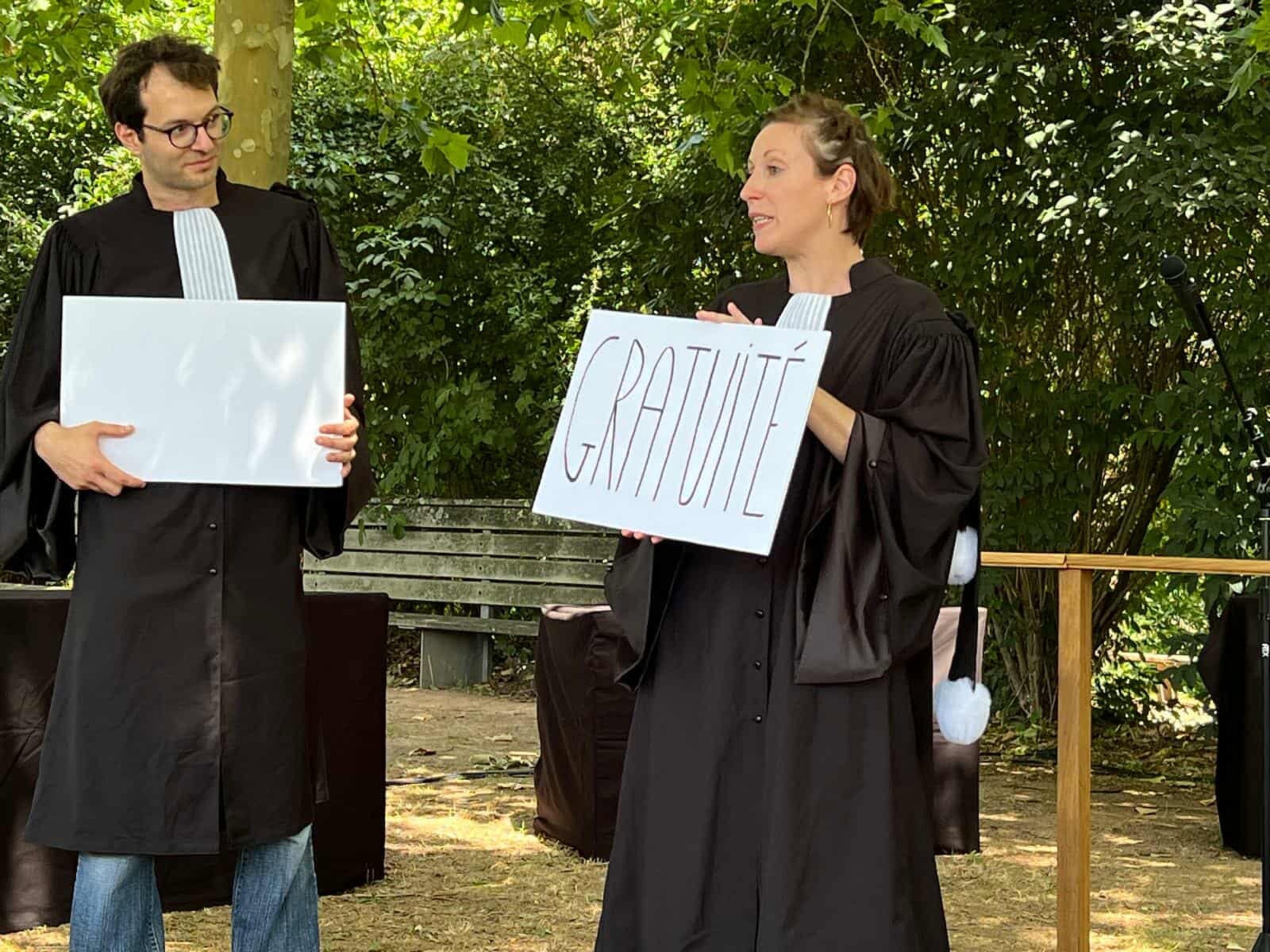 Très léger dans son installation, le spectacle se joue à une comédienne et deux comédiens, au sein des établissements scolaires comme dans les théâtres.