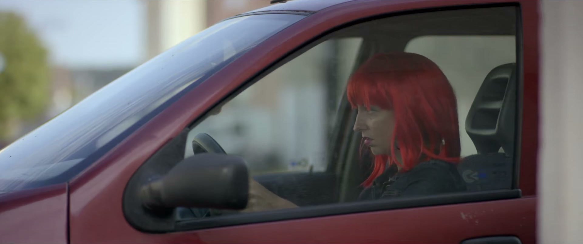 Une petite ville du Nord, à l’aube. Deux ouvrières, une Fiat rouge, un plan sans faille.
