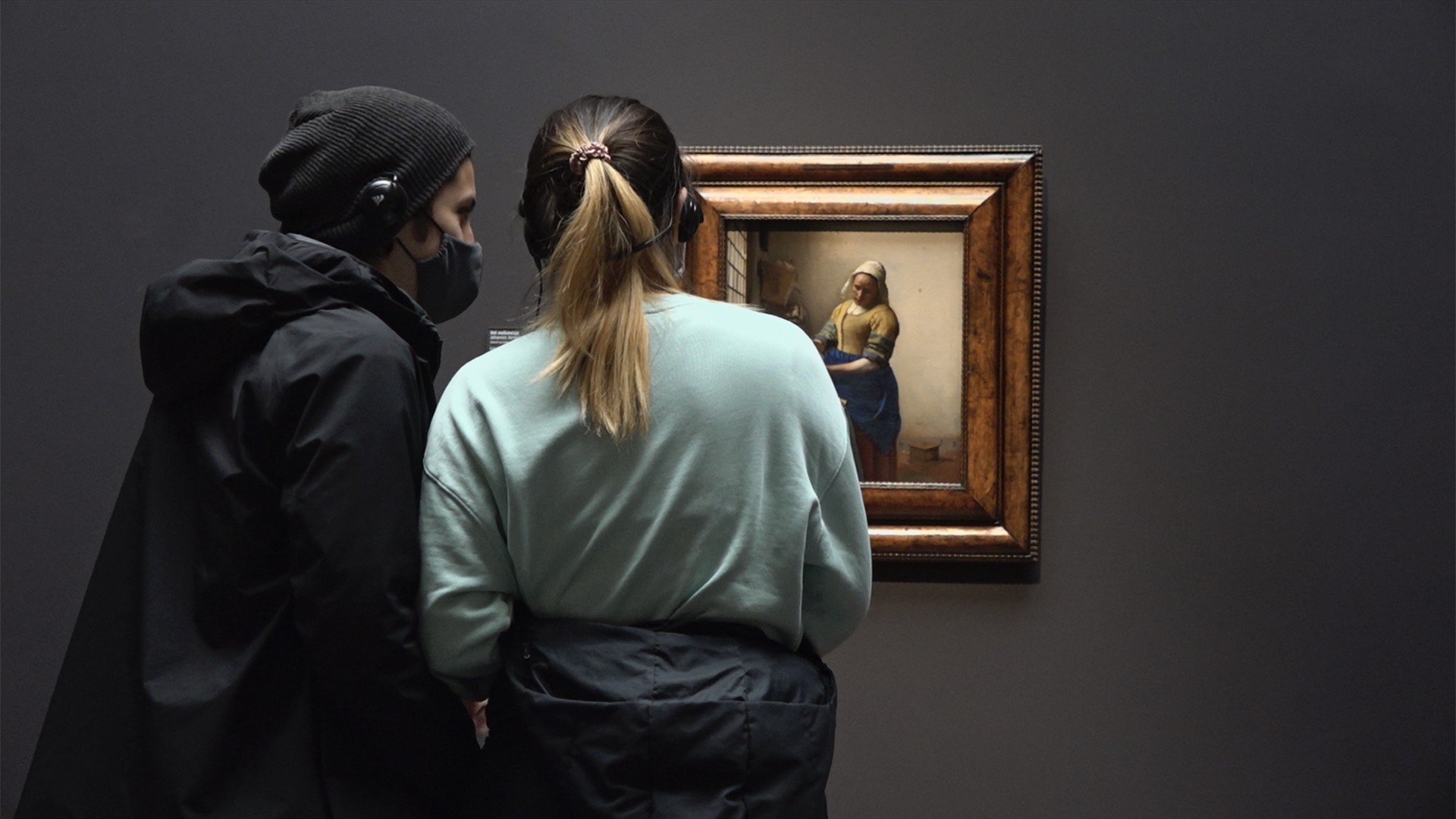 Au musée, devant « La Laitière ». C’est ici que le secret commence.