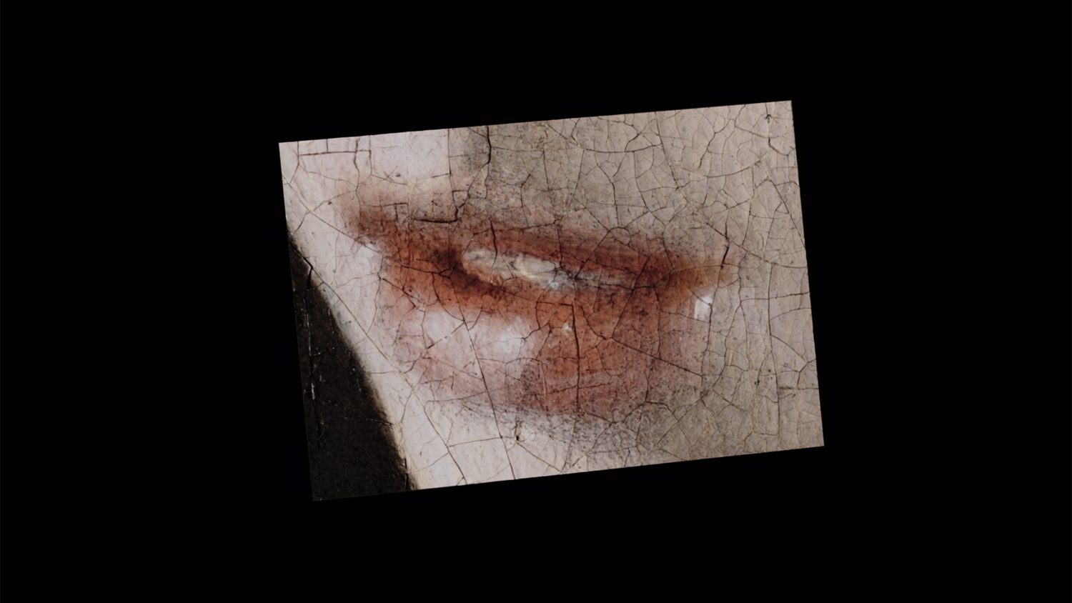 Un visage affleure dans les craquelures.